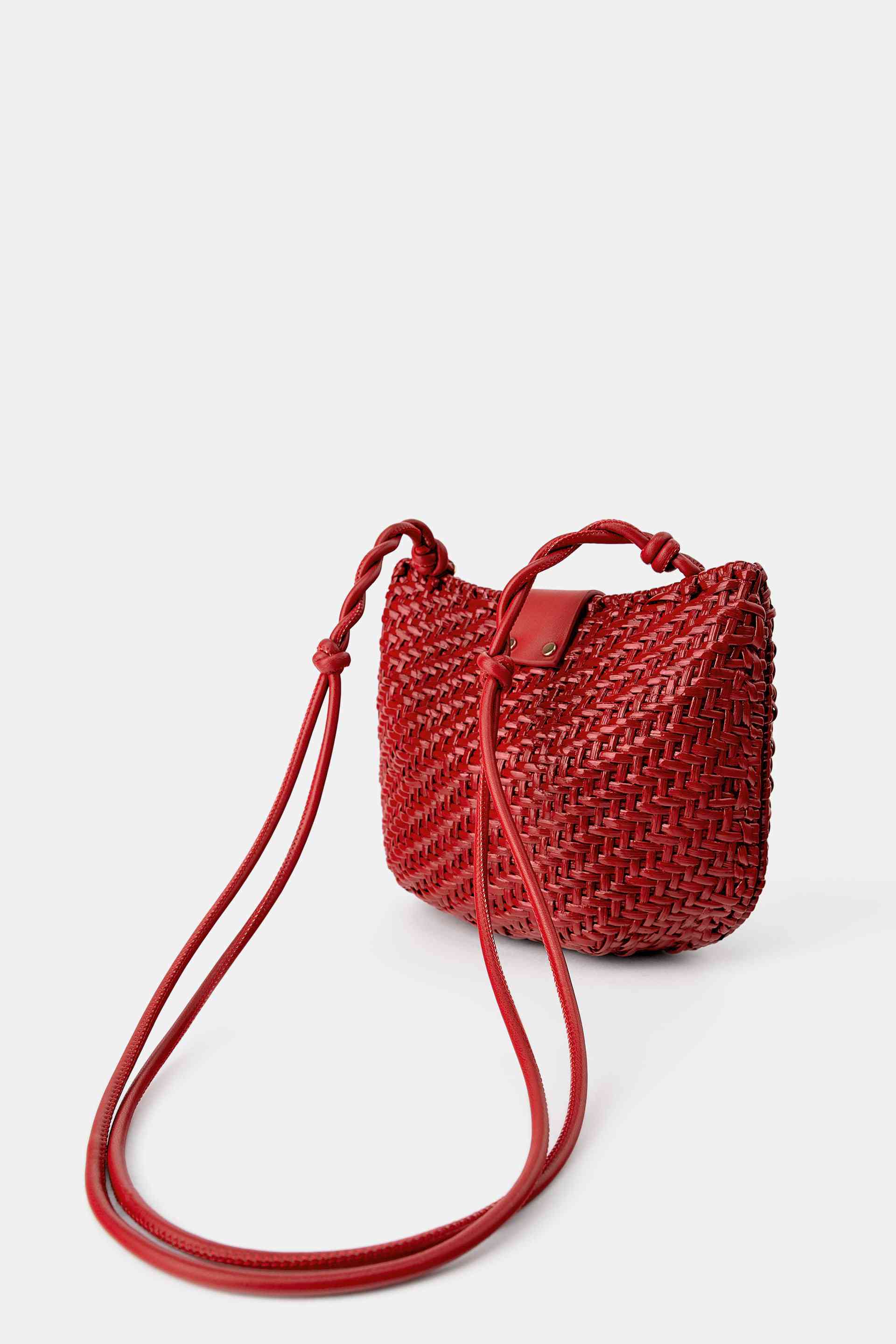 一个红色的羊毛-拉菲斜挎包。