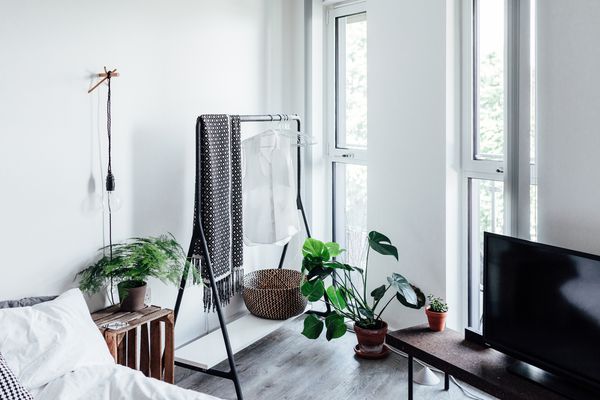 小卧室里的衣架