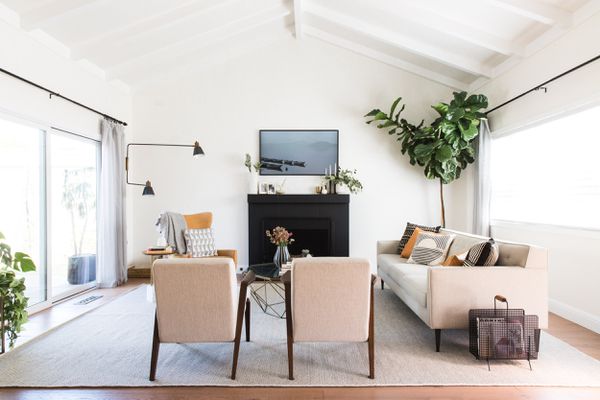 最好的家庭产品六月-美丽的家庭房间粉红色的椅子和沙发