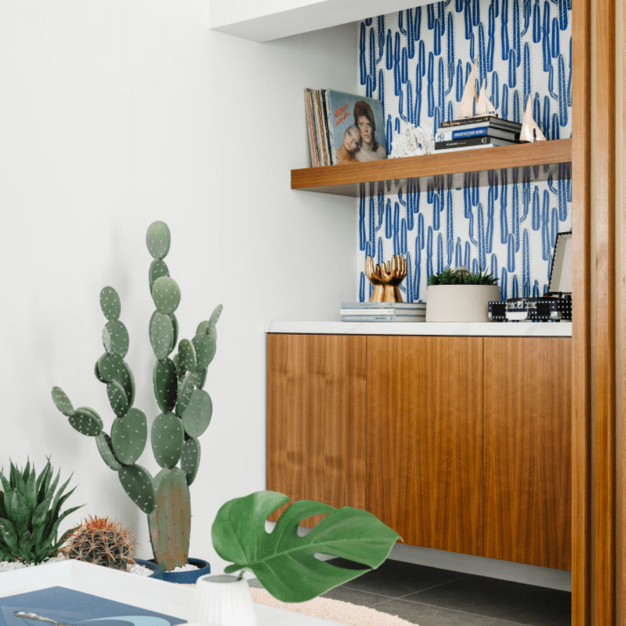 木质架子，显示在壁纸衬衫的顶部