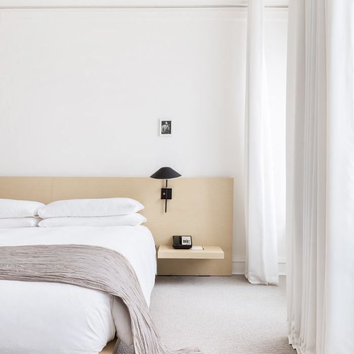 新鲜的白色床单床