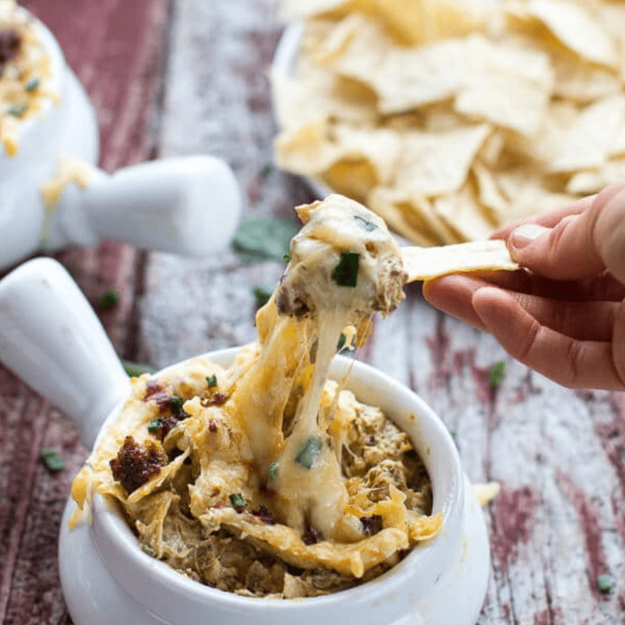 Cheesy Fontina Chorizo​​，焦糖洋葱和朝鲜蓟蘸