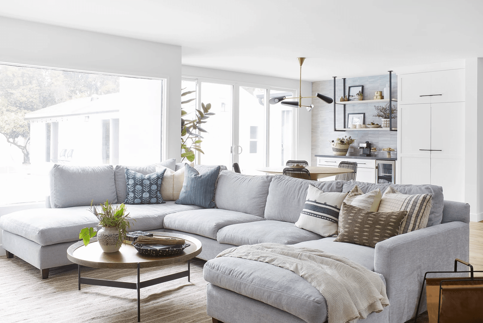 大浅灰色截面沙发。