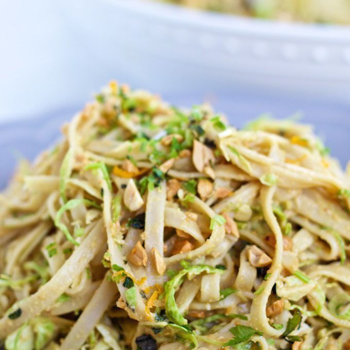 无麸质面条用奶油花生和橙色调味汁