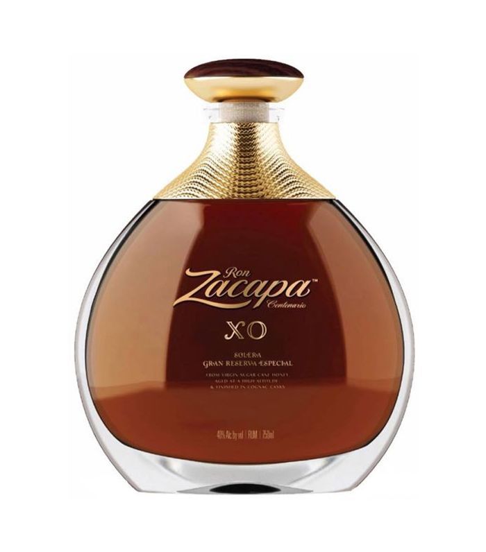 朗姆酒的简短瓶用金箔颈部和金软木。