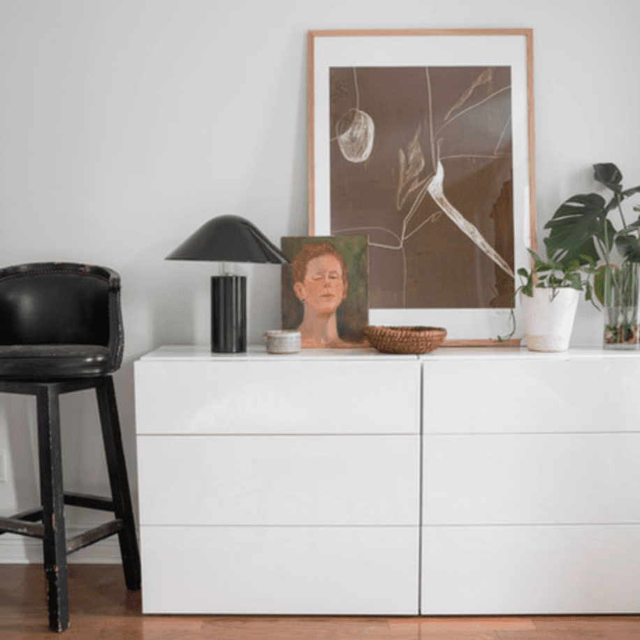 用艺术，植物和其他装饰装饰的白色梳妆台