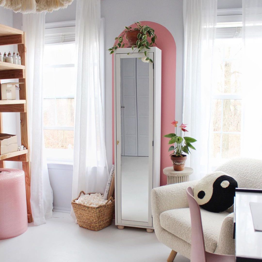 桌上有粉红色的红掌