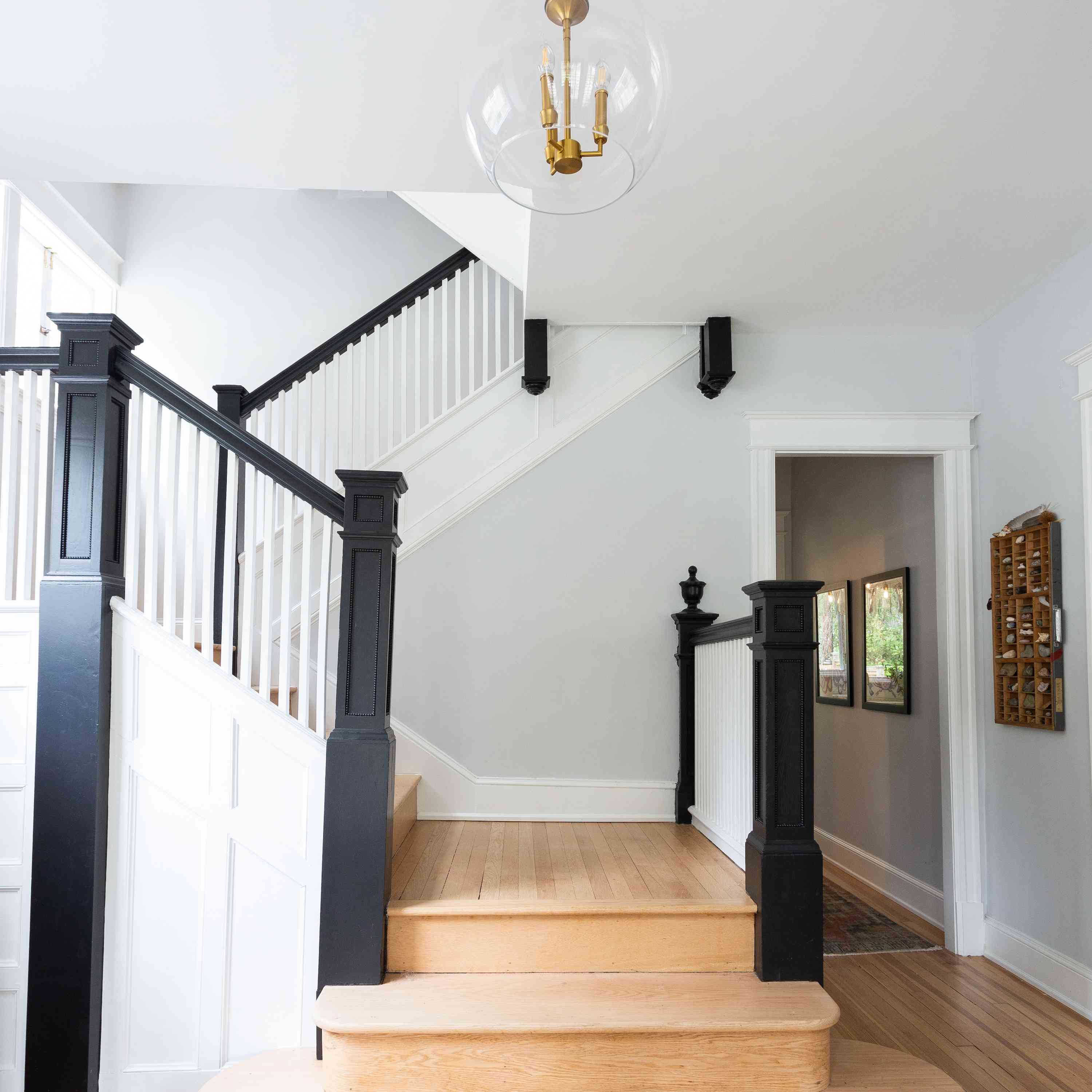 与天然木地板的前面入口楼梯。