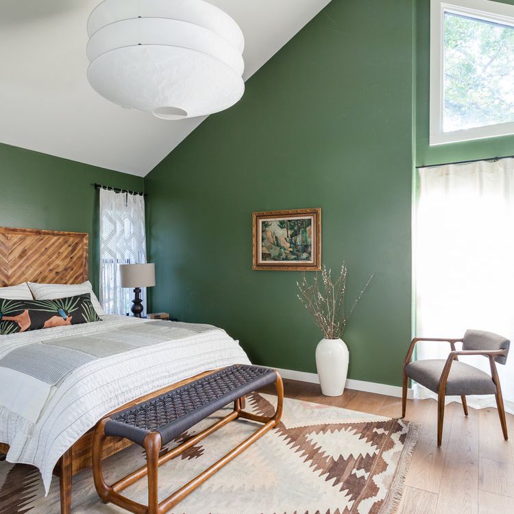 绿色棱角的卧室空间。