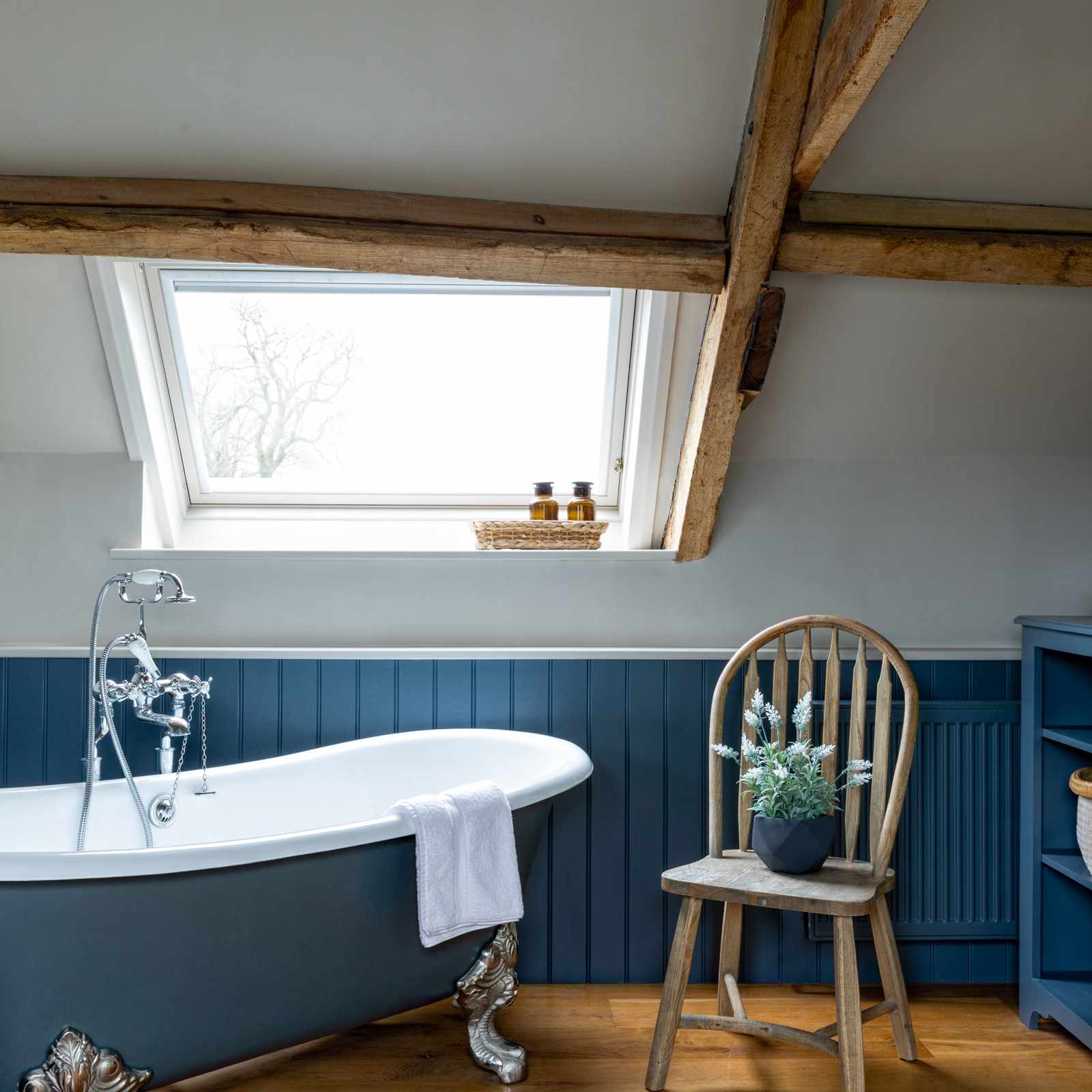 蓝色的传统浴室和植物