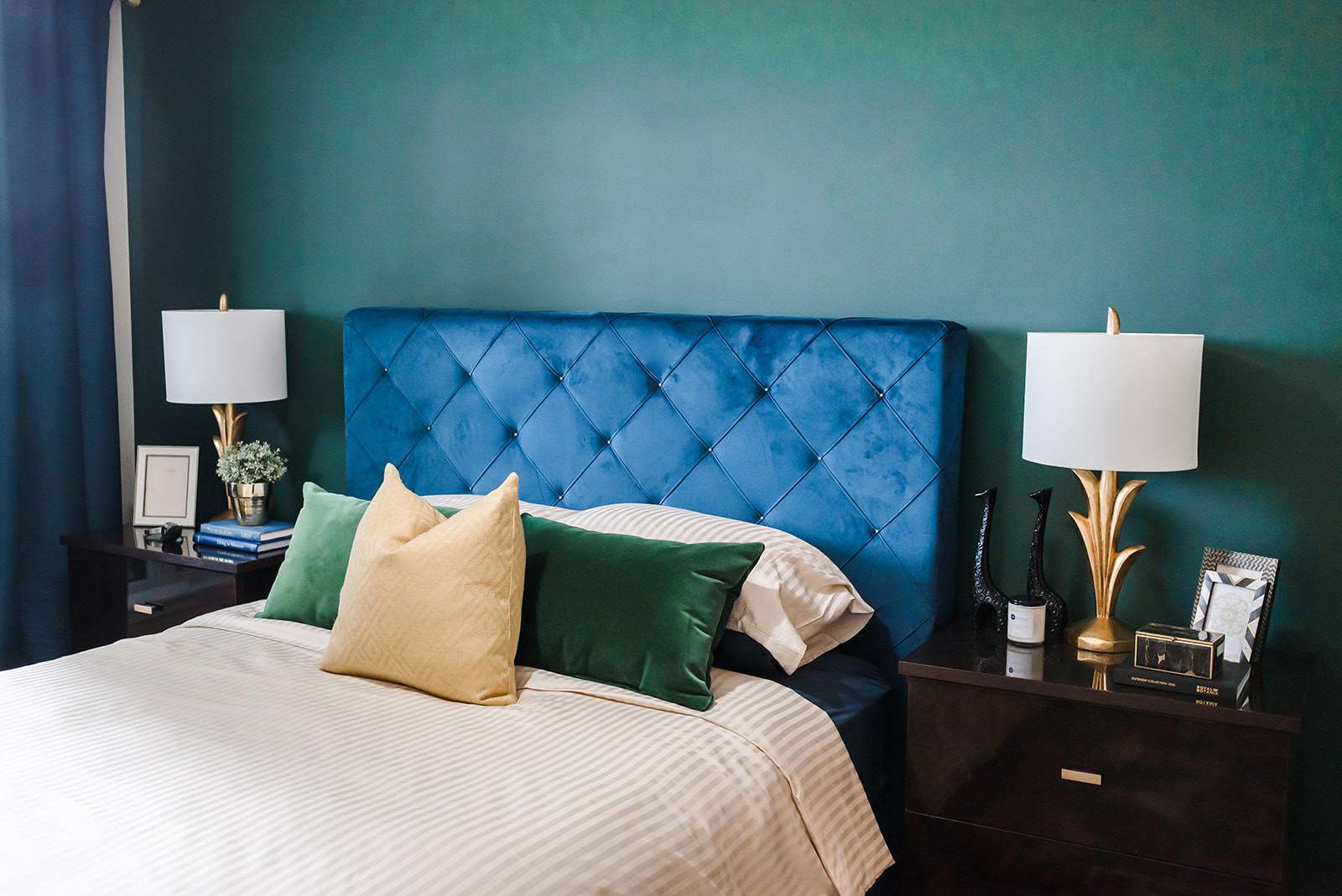 鲜绿色的绿色卧室有lux蓝色天鹅绒床头板。