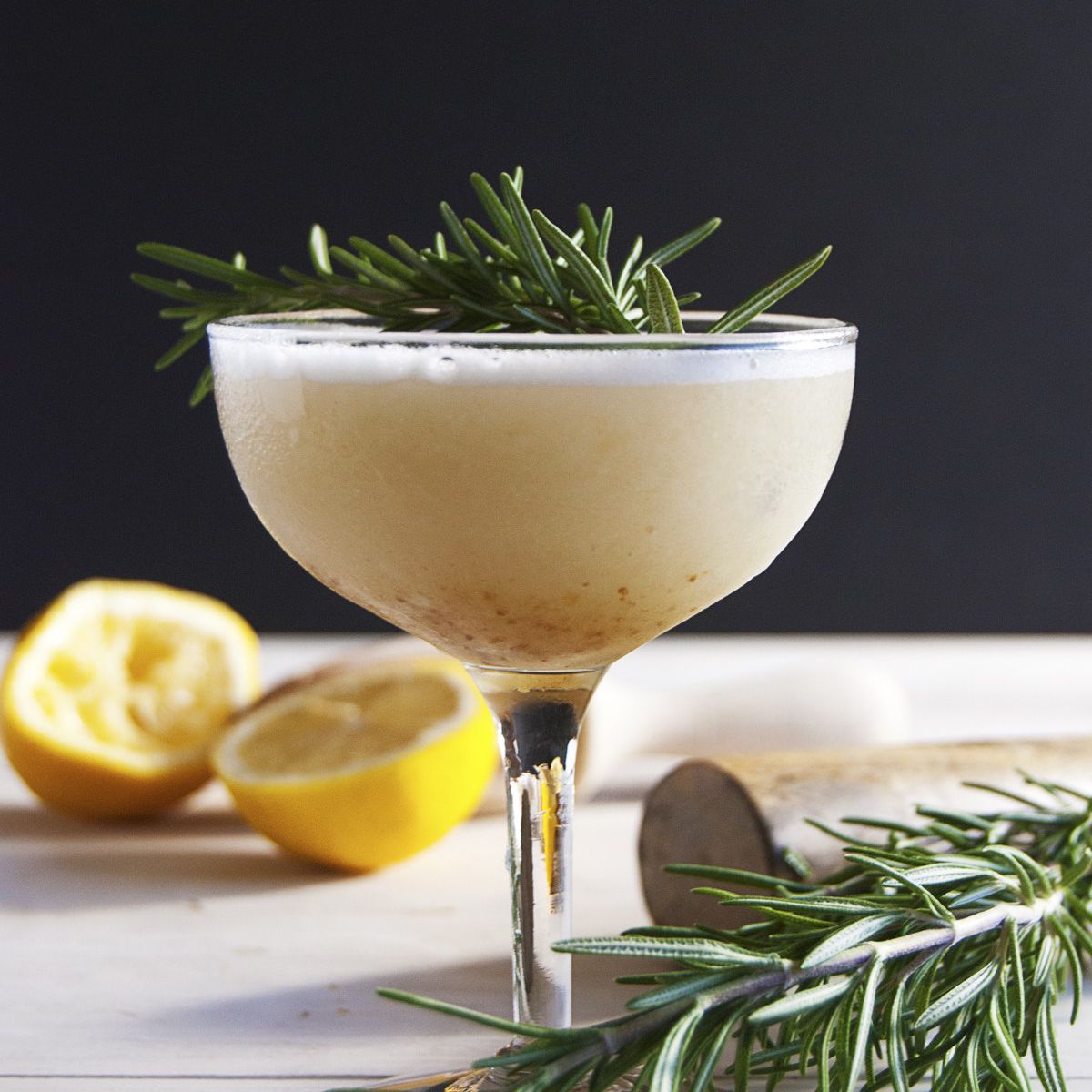 在一个小轿车玻璃的无花果鸡尾酒用迷迭香小树枝。