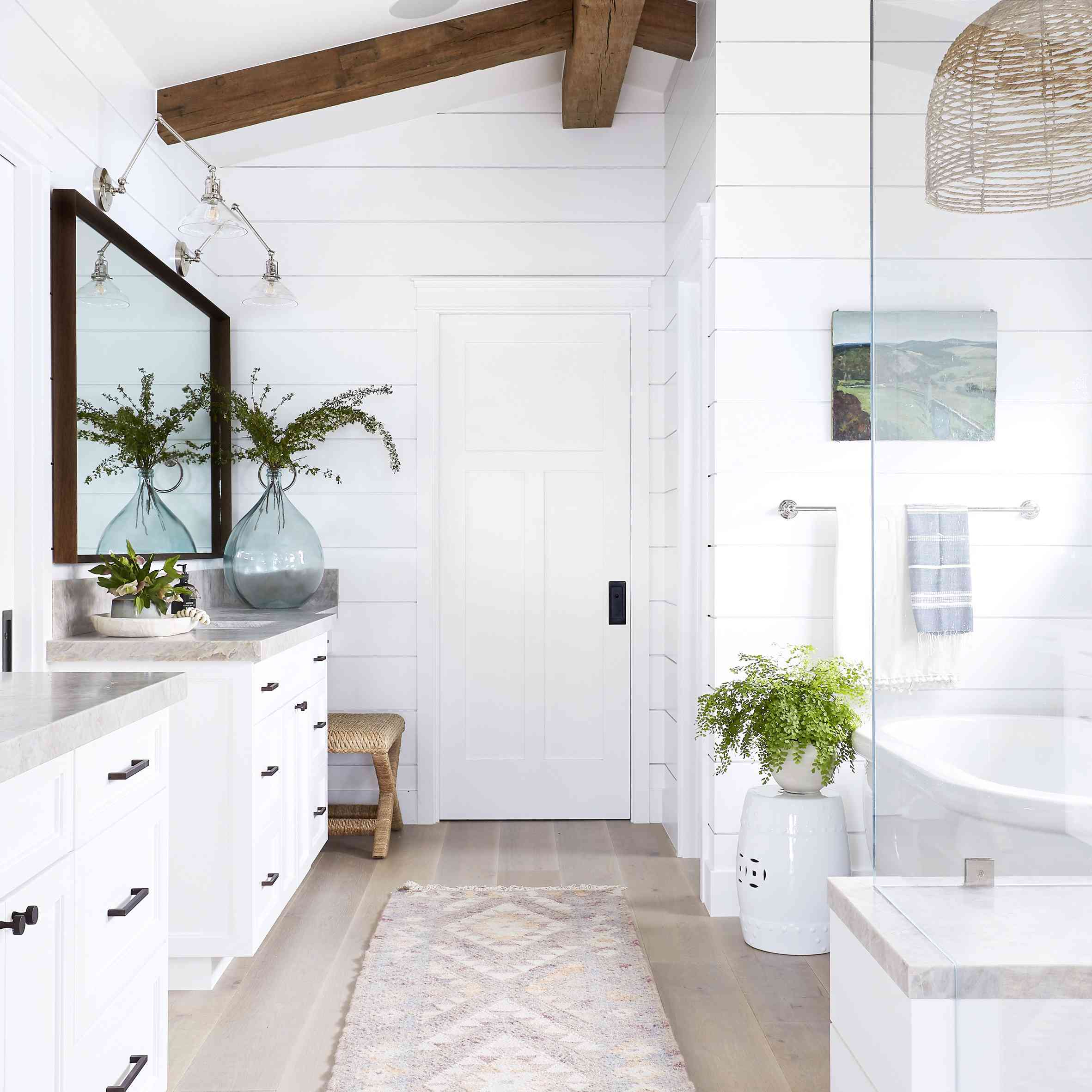 大浴室里有两个梳妆台