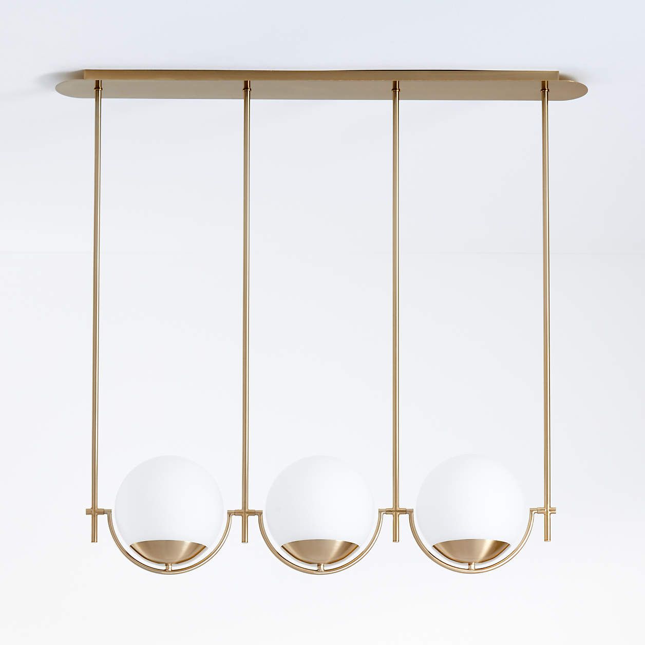 一盏装饰艺术吊灯，目前在Crate & Barrel有售