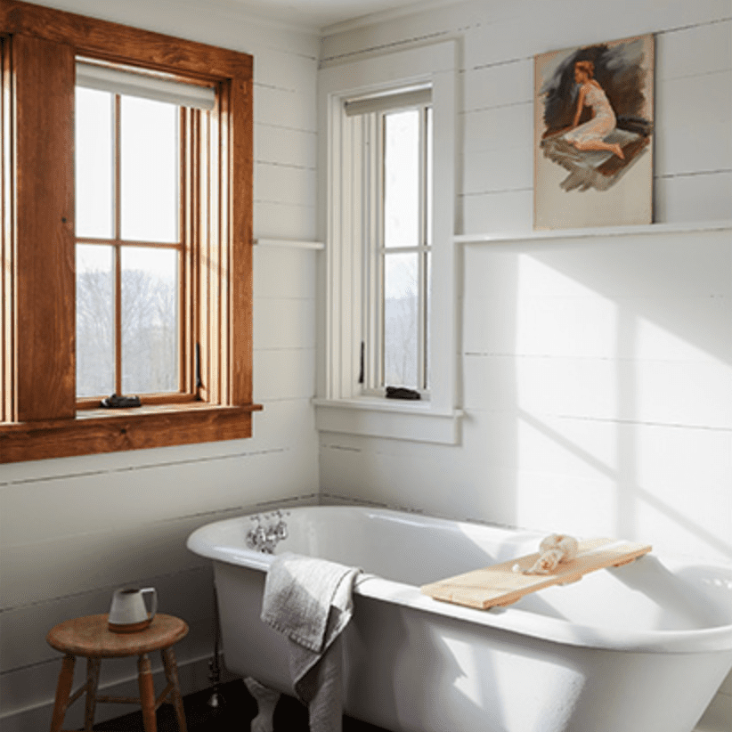 与独立的浴缸仿古浴室