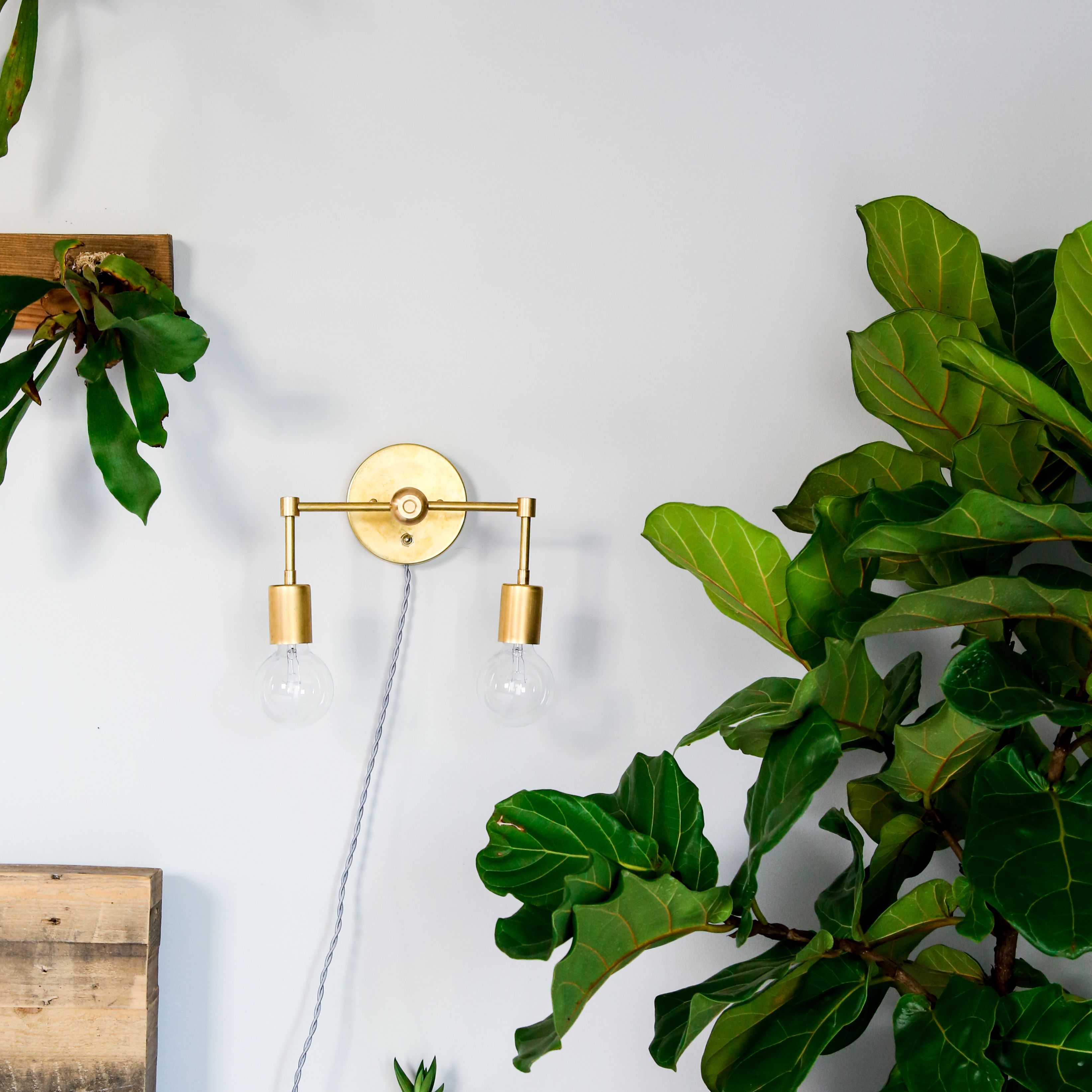 床头柜上方的黄铜卧室照明