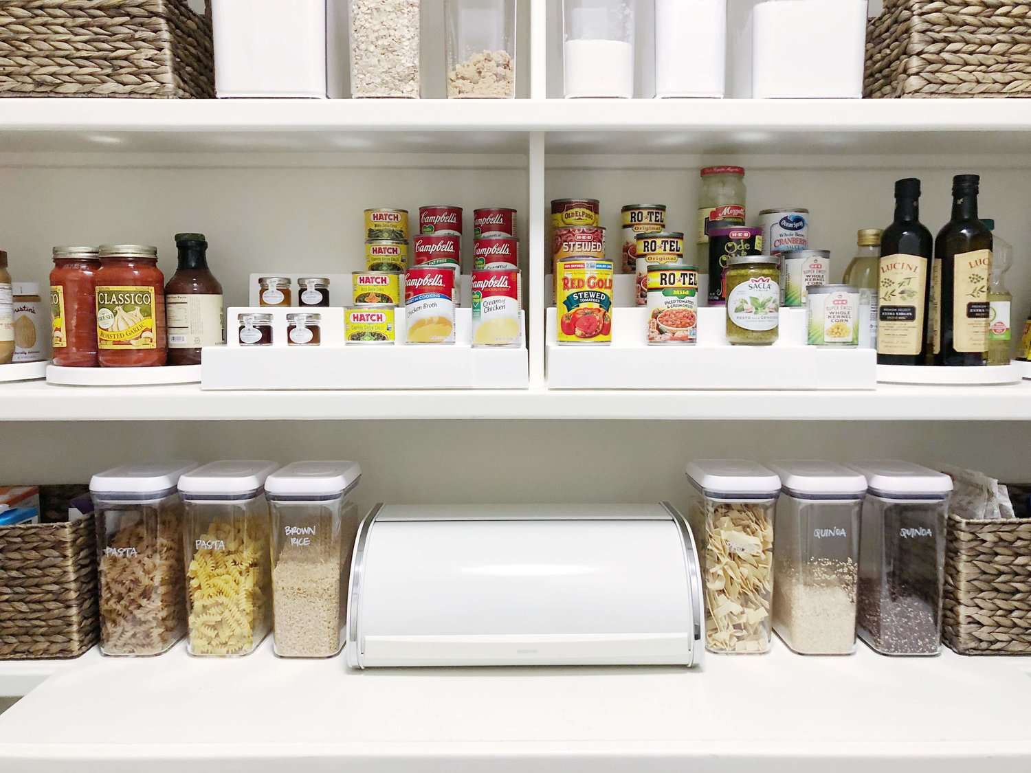 有条理的食品储藏室里有盛谷物和意大利面的容器。