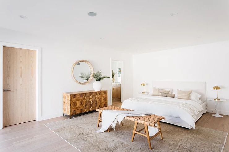 沙滩中性卧室，床脚有长凳。