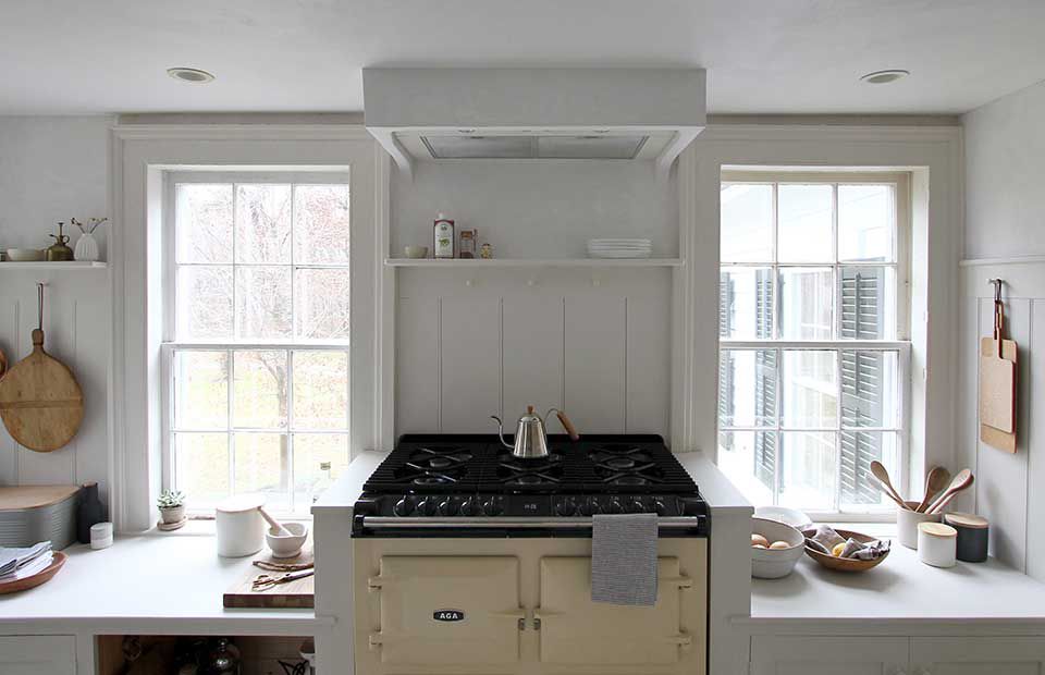 厨房里到处都是白漆