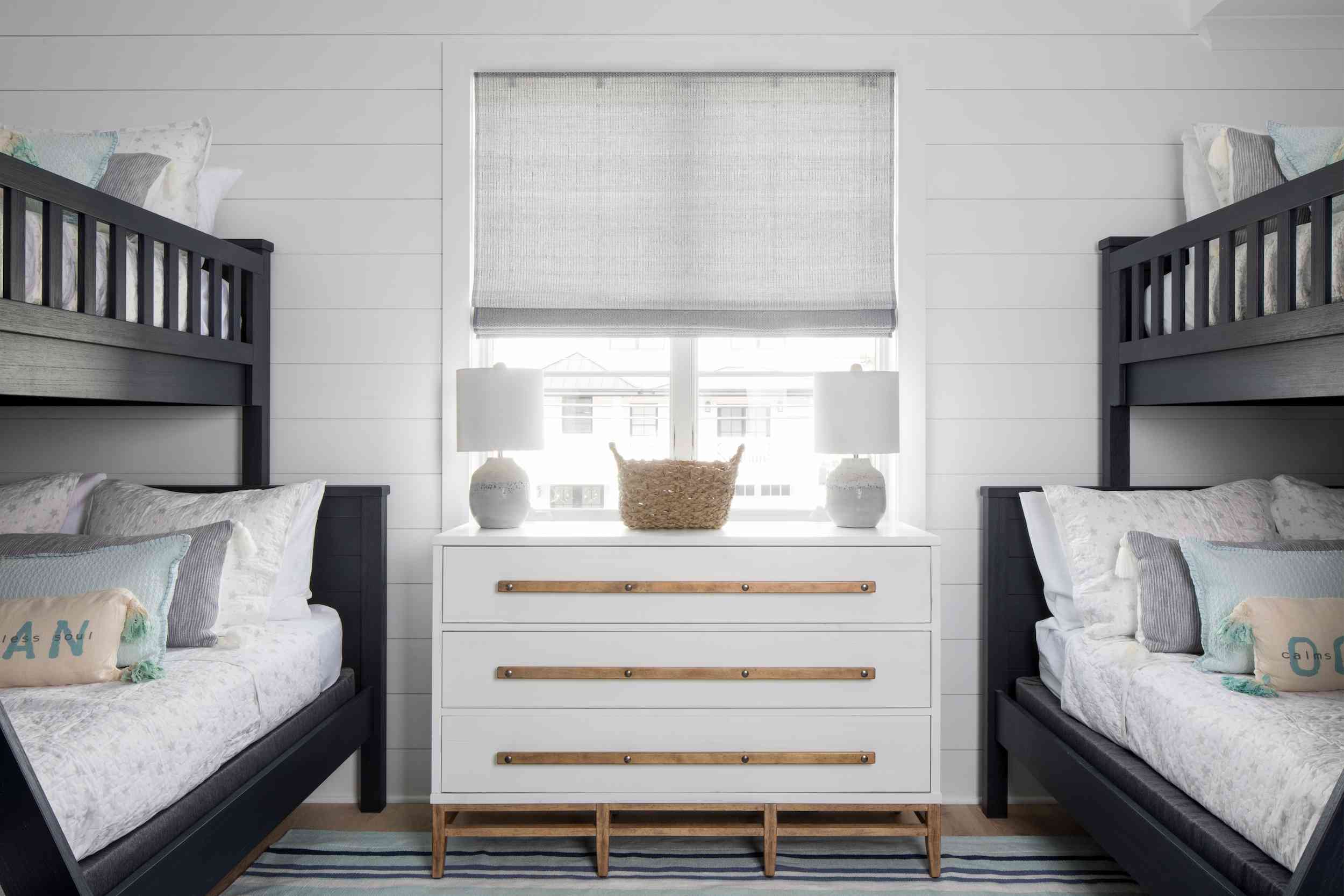 有双层床的房间