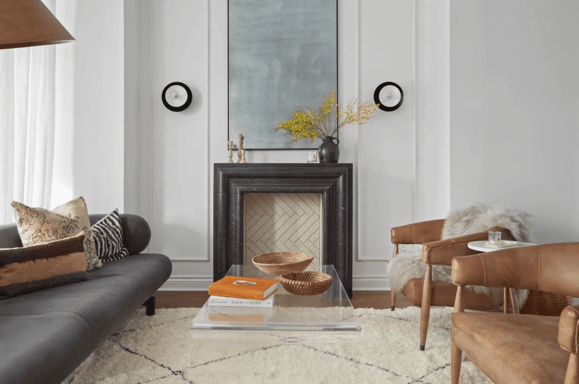 黑白客厅与中性装饰。