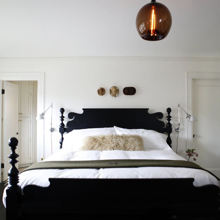 一间带大型古董床的卧室