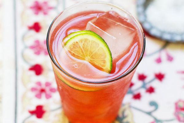 用两片酸橙装饰的三秒鸡尾酒