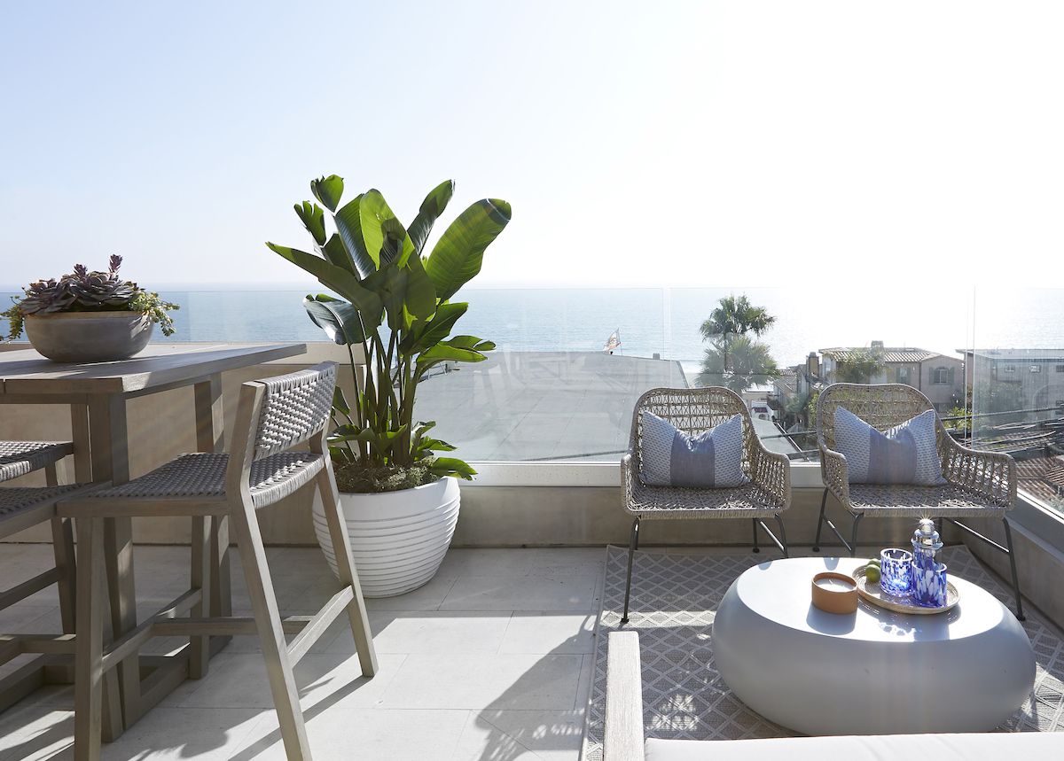 阳台被分成两个部分:一个小餐厅角落和一个小座位区