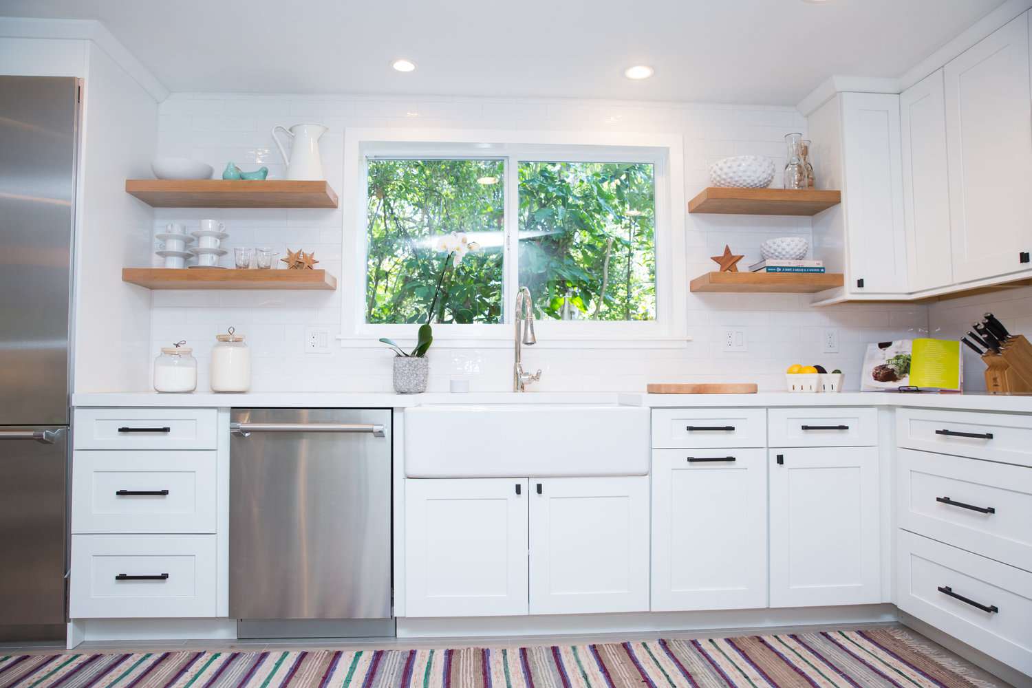 有开放式棚架和不锈钢洗碗机的白色厨房。