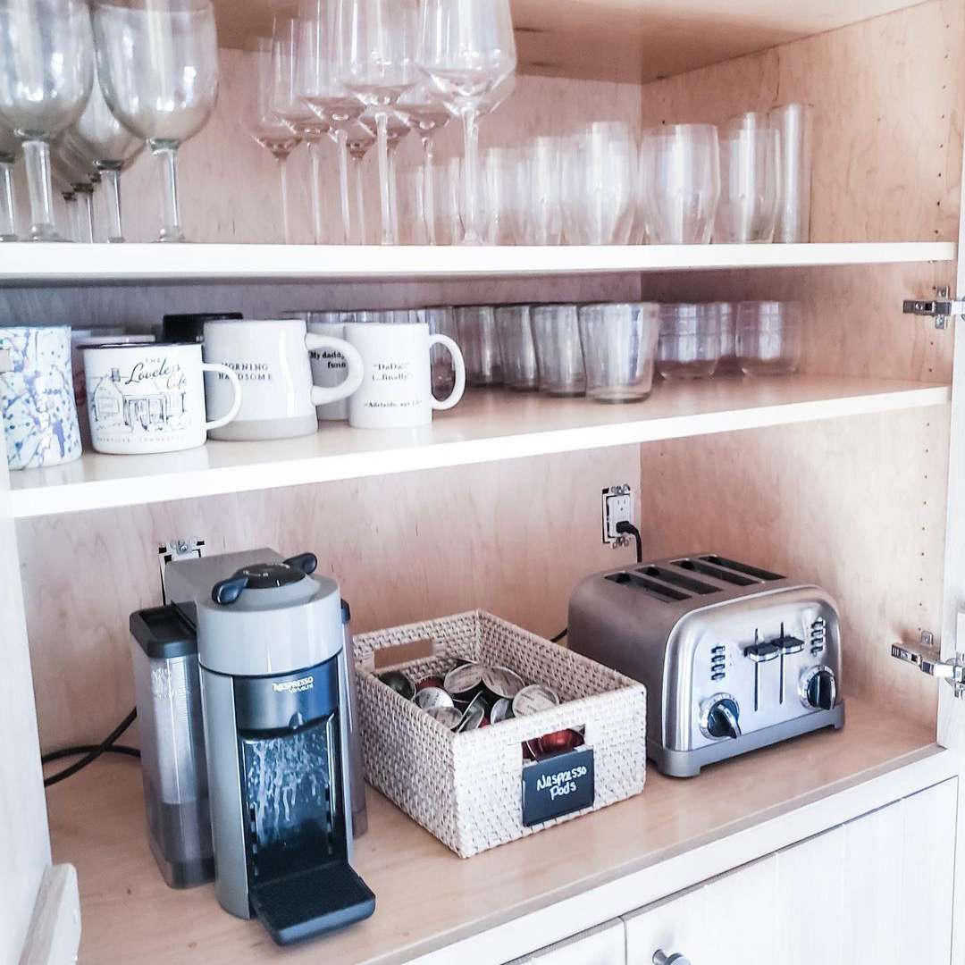 有葡萄酒杯和烤面包机的厨房橱柜