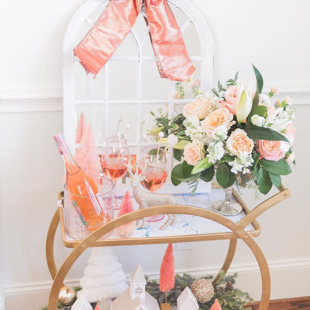 金圆形酒吧推车用鲜花