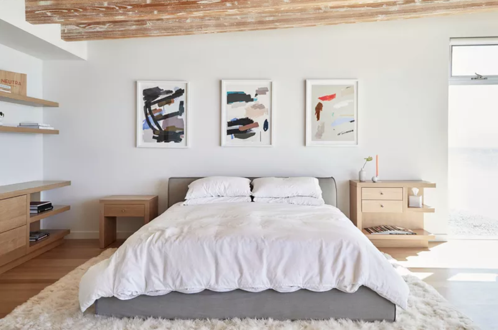 全白床上用品的现代卧室