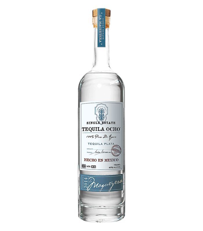 一瓶清澈的龙舌兰酒，上面有蓝白相间的标签和软木塞。