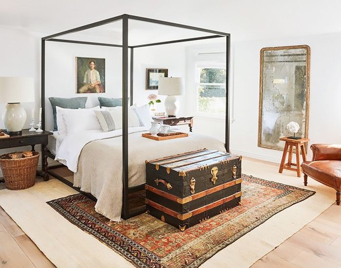 与分层地毯的卧室