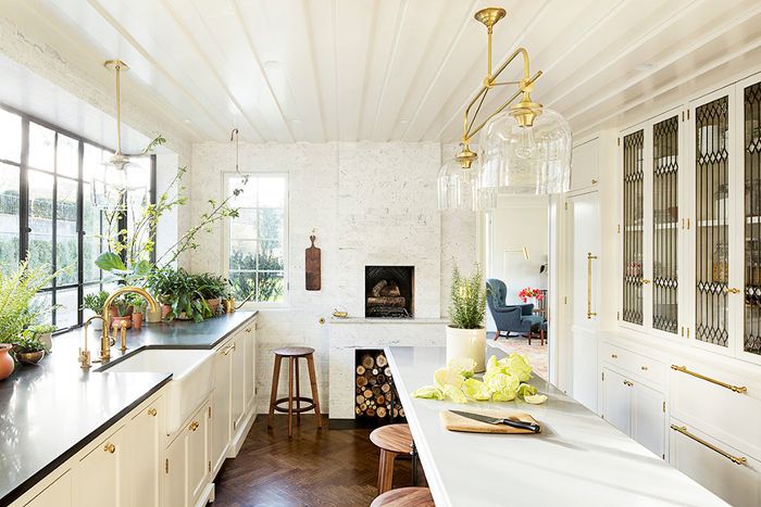 spacious-looking厨房