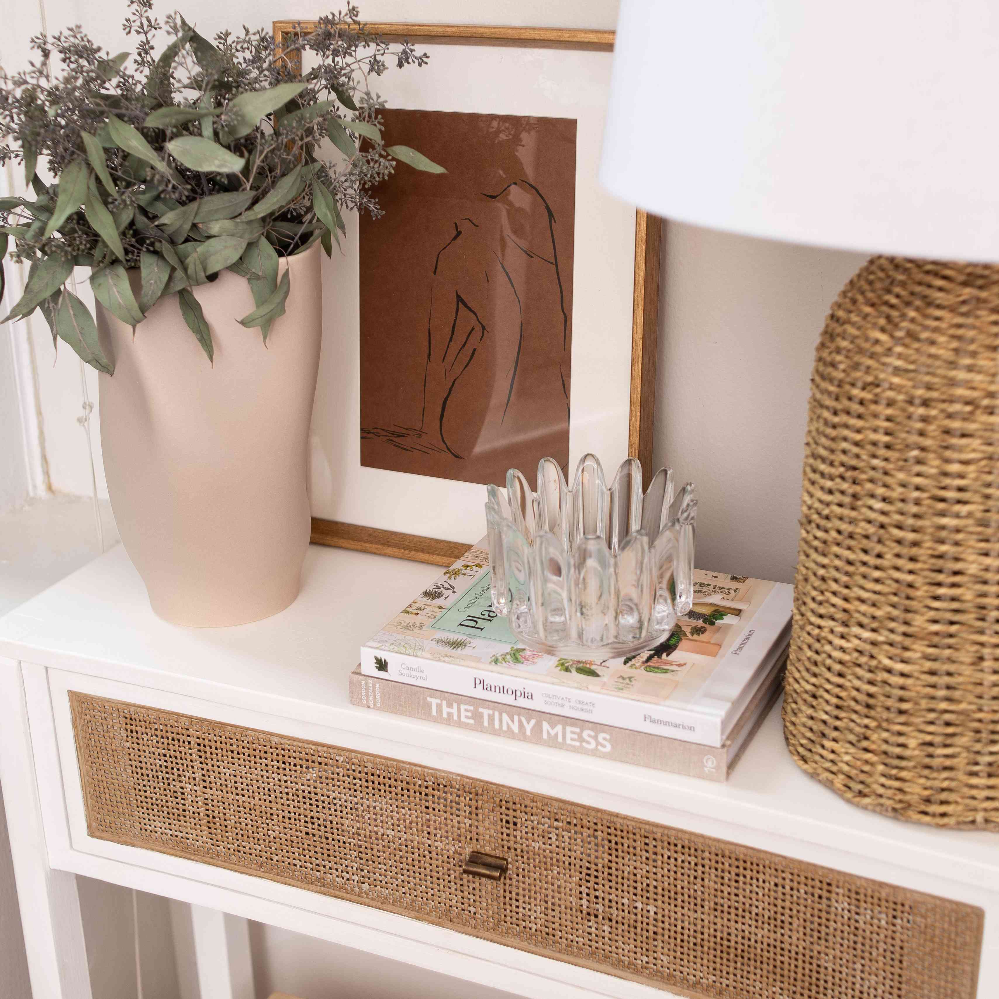 床头柜上的小玻璃碗。