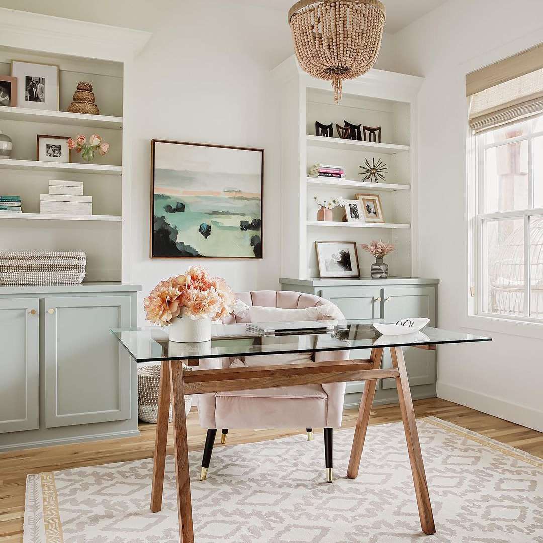 书桌与粉红色的椅子