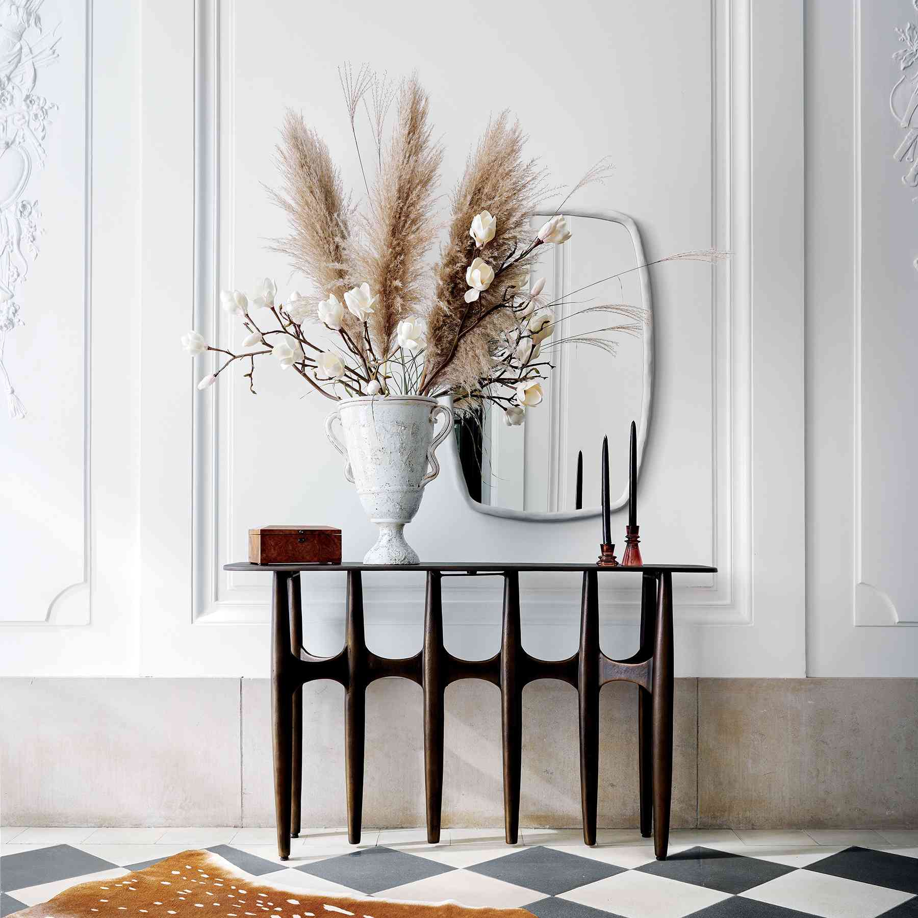 CB2 2021设计趋势-控制台桌子与镜子和超大的干花