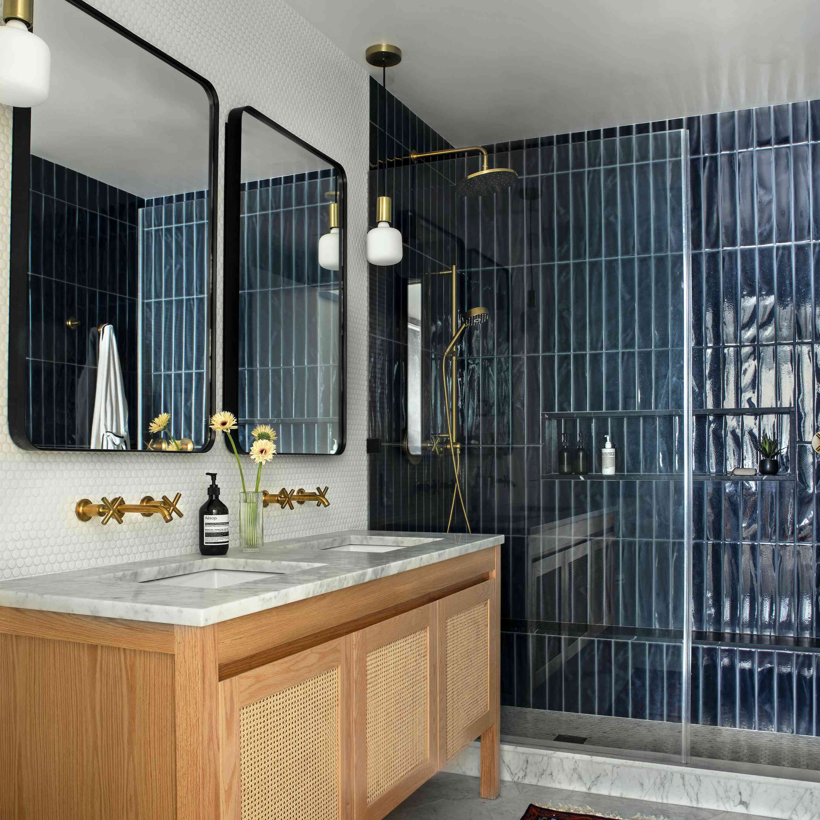 浴室配有闪亮的蓝色瓷砖淋浴。