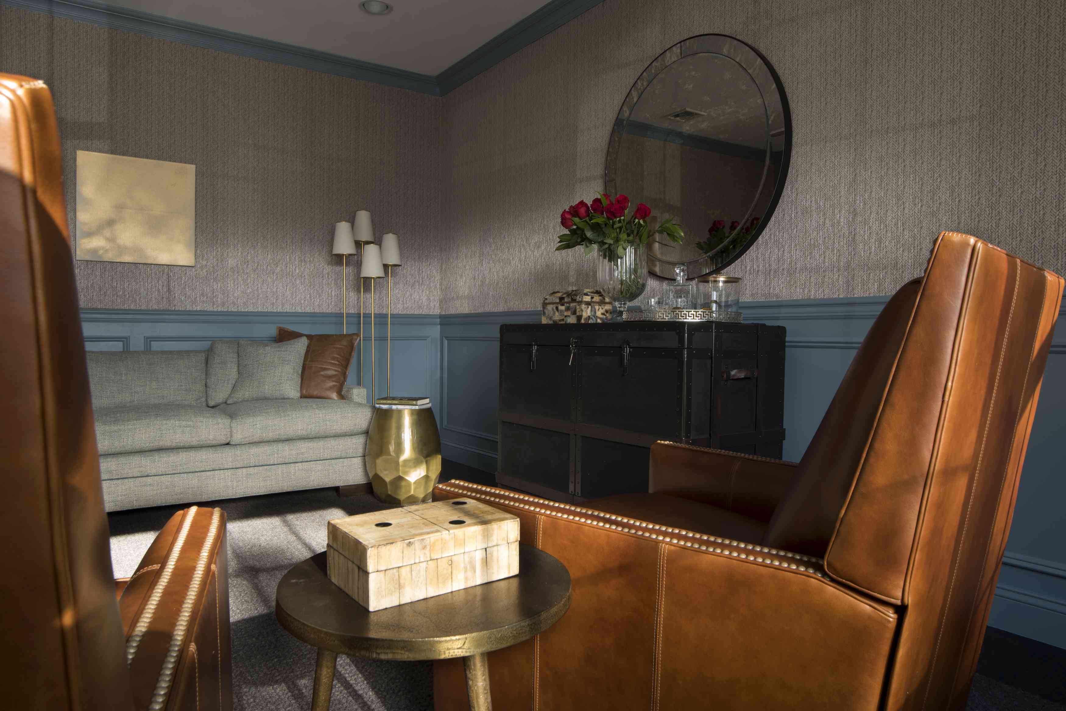 蓝色客厅与皮革椅子