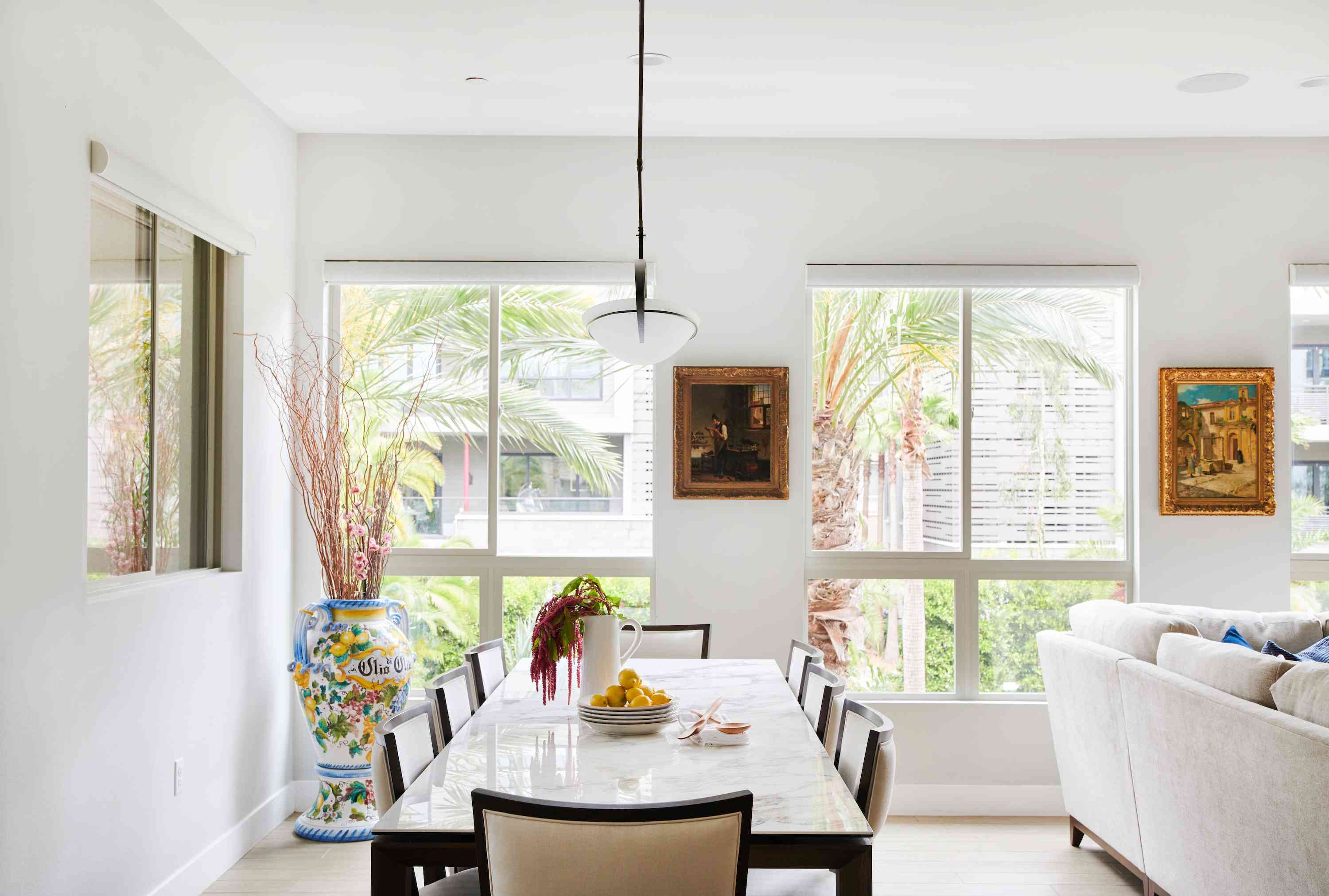 带吊灯的开放式和明亮的餐厅空间。