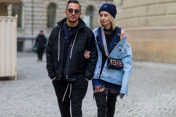 一对手挽着手走着的夫妇