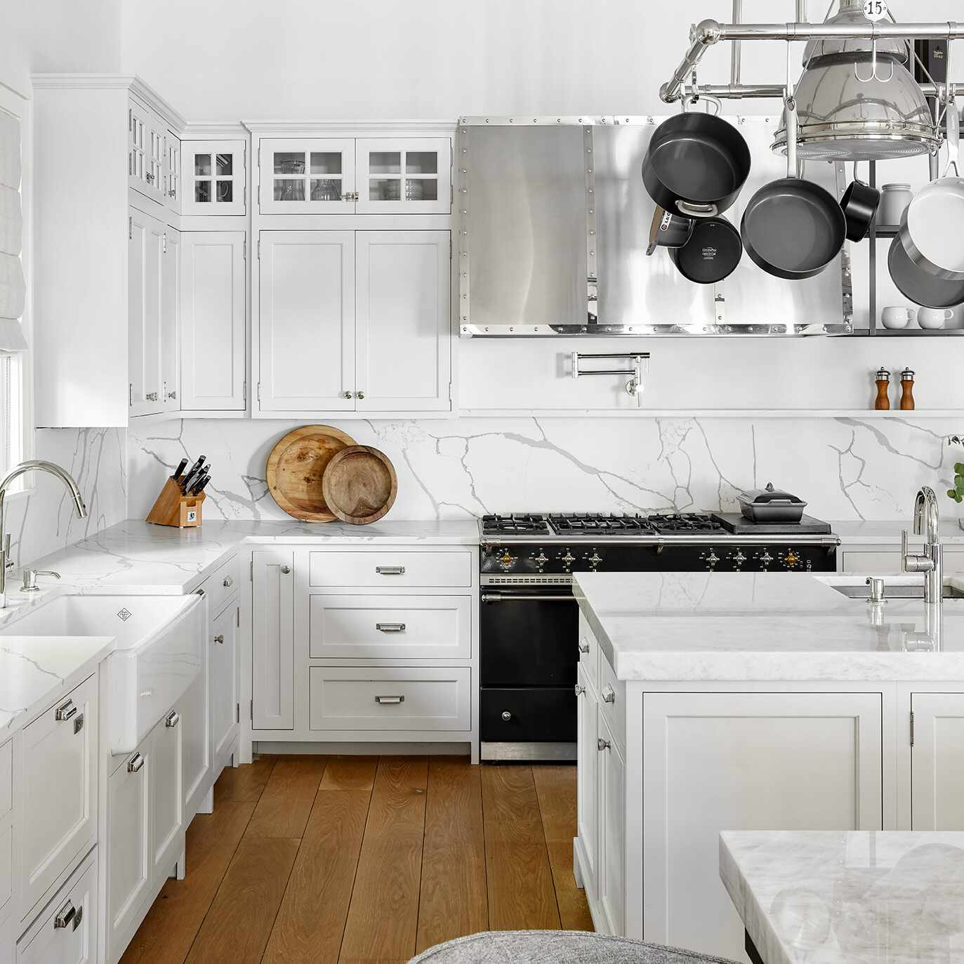 白色厨房与大理石后挡板