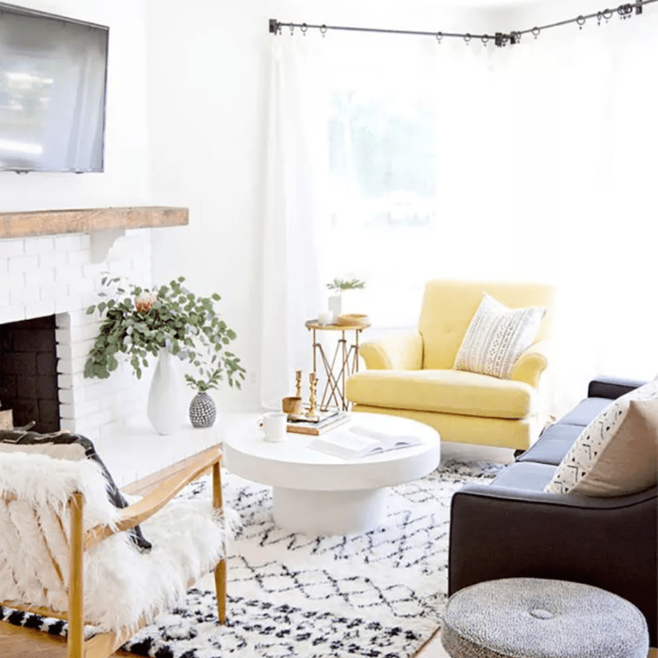 客厅里的白色圆咖啡桌上放着蜡烛