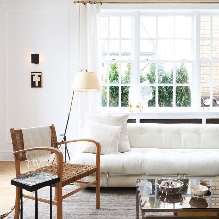 一个中性的、明亮的客厅