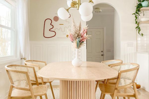 现代极简主义餐厅在一个中性的调色板