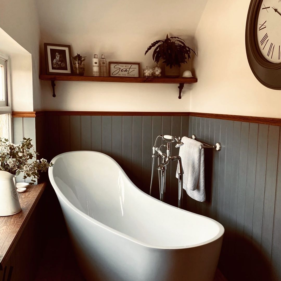 浴室有护墙板和深浴缸