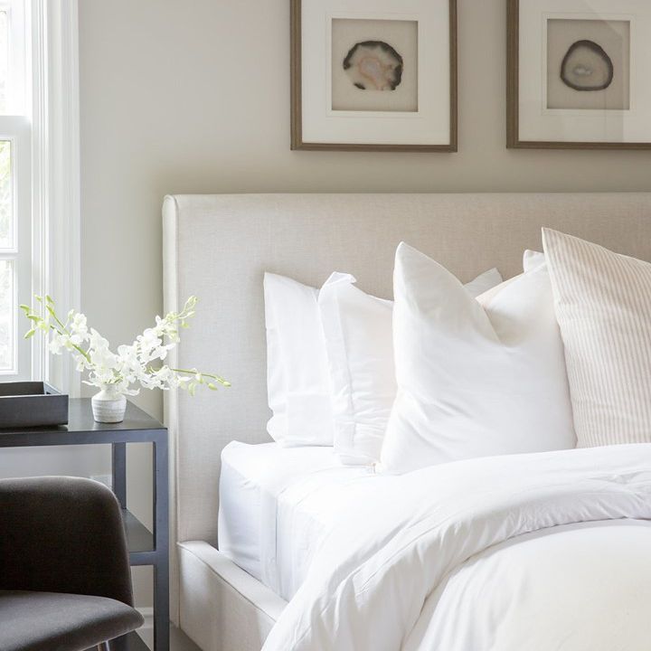 卧室配有白色亚麻被褥