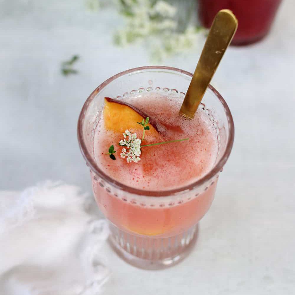 葡萄酒雪泥配上新鲜的桃片。