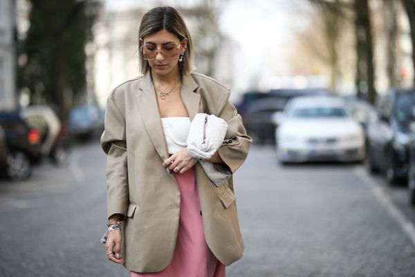 女人低头看手机